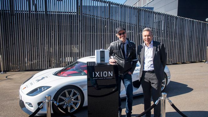 Sammen om radio: Radiogründer Tom Austad har fått designhjelp av Bård Eker som møtte opp i egendesignet Koenigsegg. . Foto: Odd Richard Valmot