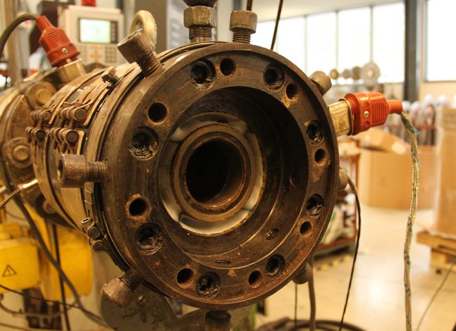 Hallingplast, produksjon av synkerør til oljeindustrien. Det hvite sjiktet er bariumsulfat som gir tyngde til det ferdige røret. Et komplett tresjikts rør ekstruderes i én operasjon. Foto: Joachim Seehusen