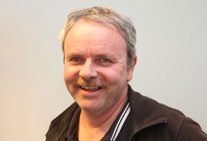 Steinar Tragethon, daglig leder i Hallingplast lover at han flere nyheter i jakkeermet. Foto: Joachim Seehusen