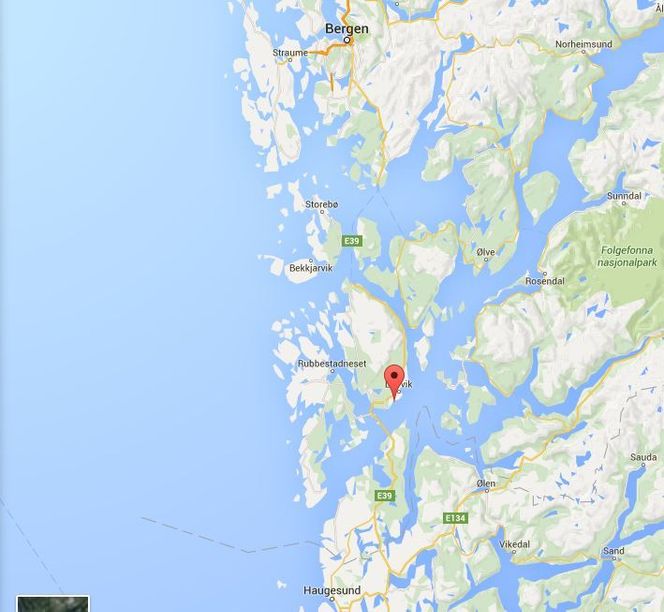 Her kan du se Hywind-turbinene: Våren 2017 skal de store flytende vindmøllene slepes ut fra Stord, over Nordsjøen og til kysten av Peterhead i Skottland. Foto: Google Maps