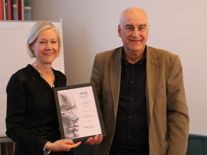 Styrelder Ingvild Johansen utnevner  Lars Annfinn Ekornsæter til æresmedlem. Bilde: Joachim Seehusen