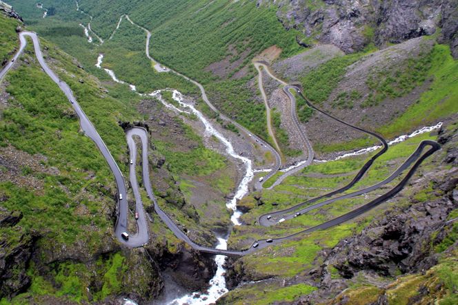 Trollstigen uten all snøen. Foto: Chell Hill/Wikimedia Commons