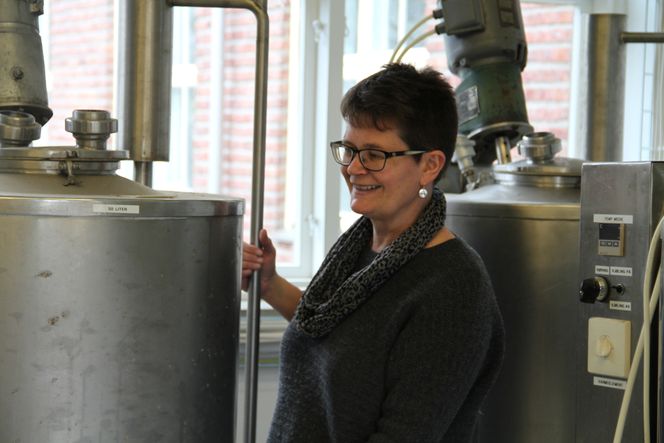 Fermentorene på laben til NMBU kan håndtere 30 liter, de er helt identiske med to-liters varianter for mindre kvanta. Det skal være greit å skalere opp for industriell produksjon, mener Øverland. Foto: Joachim Seehusen. Foto: Joachim Seehusen