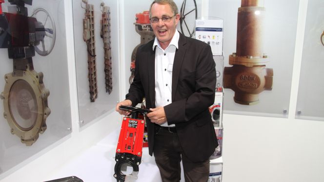 Morten Steinset fra J.S. Cock med den nye skyvespjeldventilen fra Wey som er nå tilbys norsk industri. Bilde: Joachim Seehusen