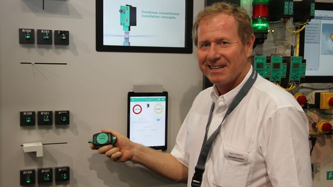 Agnar Sæland fra Pepperl+Fuchs med Smart bridge blutetooth-kopling. Bilde: Joachim Seehusen