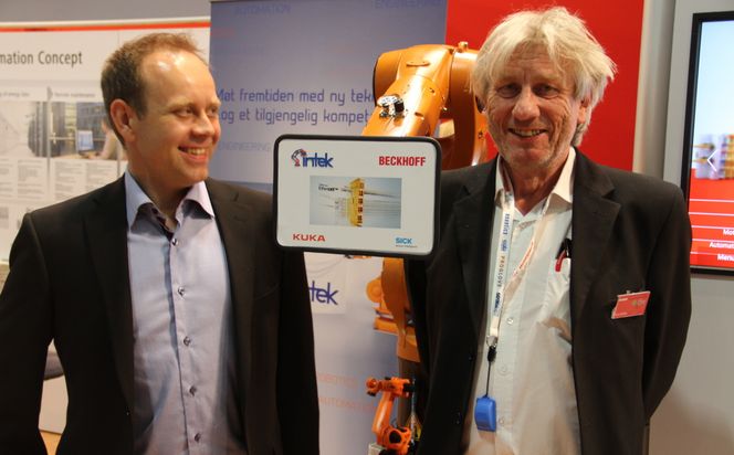 Sølvar Flatmo fra Intek og Einar Bråthen fra Beckhoff med et felles robotprosjekt vist på Eliaden. Bilde: Joachim Seehusen