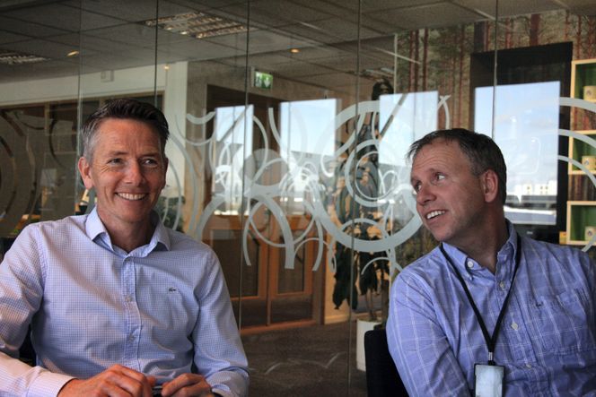 Administrerende direktør Haakon L. Bryhn (t.v.) og Oscar L. Olsen er glade for at de har beholdt kompetanse og videreutviklet produkter for treindustrien. Foto: Tore Stensvold