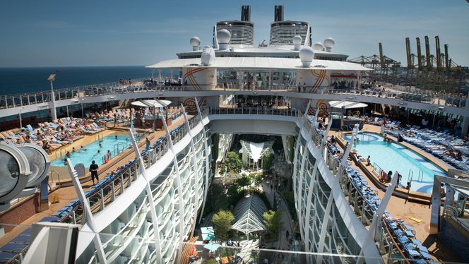 «Central Park» kaller RCCL den store arkaden med restauranter og cafeer på hver side. Foto: Eirik Helland Urke