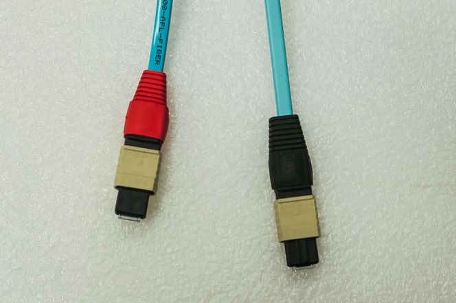 LETT Å KOBLE TIL: Den nye teknologien som brukes på fiberendene gjør det like enkelt å koble kabler til og fra som om det var kobberkabler med ethernet.