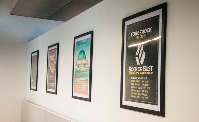 Hvert år reiser Forgerocks ansatte på en samling. Med seg tilbake får de en rockeplakat. Et utvalg henger på veggen i Forgerocks hovedkvarter i San Francisco.