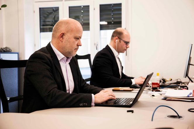 Det er få konsulenter i det åpne kontorlandskapet. Et godt tegn. Selskapets ressurser er utsolgt en god stund fremover. Foto: Erlend Tangeraas Lygre.