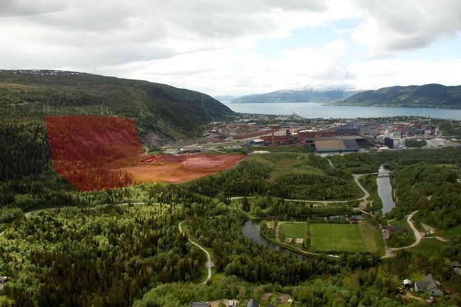 Her i Mo i Rana i Nordland vil Arctic Circle Data Center bygge det nye datasenteret sitt i løpet av 2018. Tomta er på 200 000 kvadratmeter og er 50 meter over havnivå. Foto: Arctic Circle Data Center