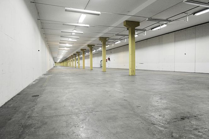 En av seks identiske lagerhaller. Lengden innover er på 165 meter, som tilsvarer halvannen langside på Ullevål. Tidligere var disse hallene et av landets største sykehus. Et alternativt bruksområde som ble vurdert er langdistansebowling. Foto: Erik Joergensen