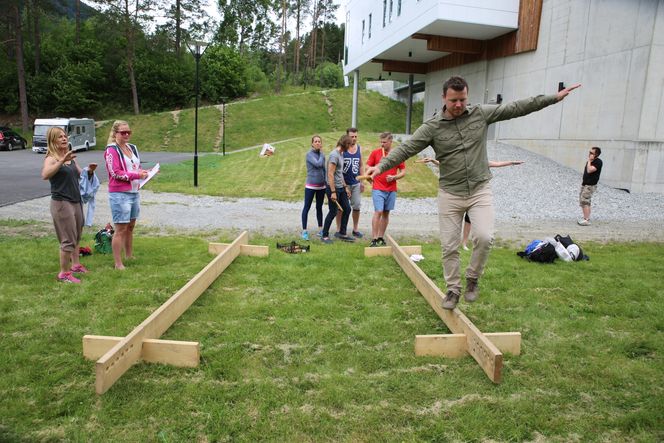Balansekunst: Johannes Wergeland i Decca går på planken under teambuilding i Voss. Til daglig er han midt i en snuoperasjon i selskapet for å redde inntektene som har falt bort som følge av oljekrisen. Foto: Jannicke Nilsen