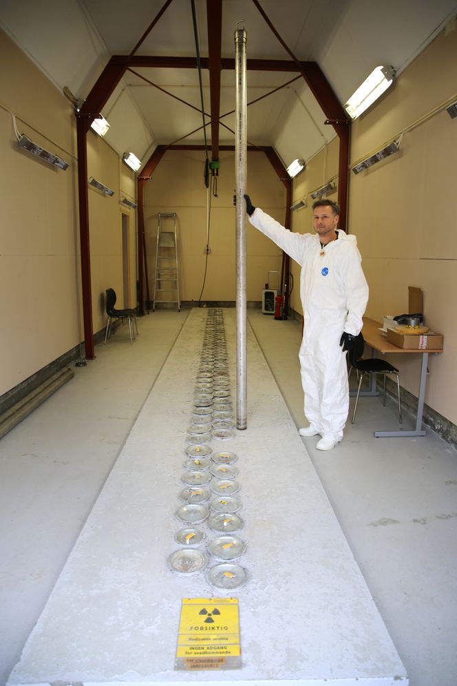 Stavbrønnen: Driftssjef for lagring av brukt brensel hos Ife på Kjeller, Hans-Jörg Kleemann, viser fram en beholder lik dem som inneholder brukt brensel i det eldste lageret på Kjeller. Foto: Øyvind Lie