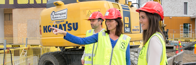 Eva og teamet på byggeplassen til Frogner Skole og Kultursenter. Fra venstre, prosjektleder Knut Sjøvold, Eva Kihle Hammeren og byggeleder Stine Anette Berntsen.