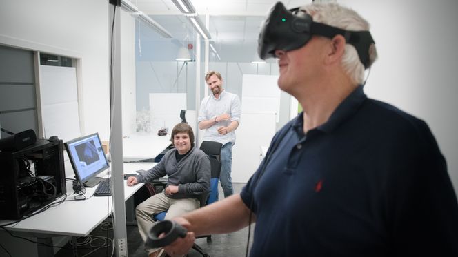 Vår reporter Odd Richard Valmot tar en virtuell reise i universet. Foto: Eirik Helland Urke