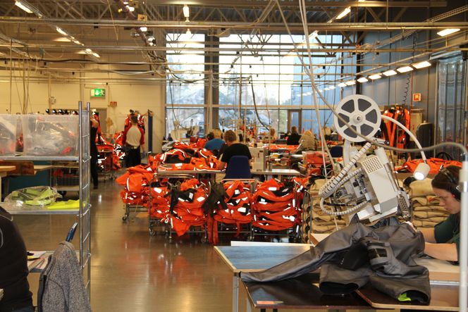 Hansen protection i Moss lager redningsdrakter. Det er svært komplisert å automatisere søm og myke materialer. Likevel leter ledelsen etter metoder for å øke graden av automatiseringen. Foto: Joachim Seehusen