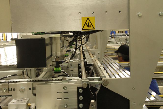 Å detektere hvilken vei profilene ligger, og deretter snu de som ligger feil var en utfordring for Tronrud Engineering. Foto: Joachim Seehusen