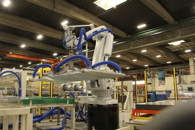 Å lage et vakuumsystem for de mange små z-formete profilene var vanskelig - luftlekkasjer måtte unngås. Foto: Joachim Seehusen