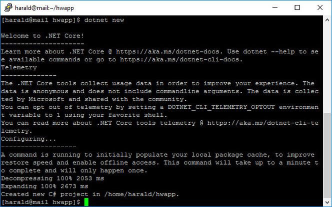 Første kodeinitiering med .Net Core i Fedora. Det opplyses at Microsoft i utgangspunktet samler inn data fram slike kjøringer. Dette kan dog deaktiveres. Foto: digi.no
