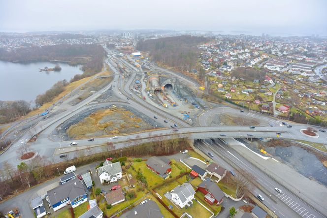 Slik så anleggsområdet i den ene enden av Eiganestunnelen ut for omkring tre måneder siden. Det var i dette området søppelfyllingen skapte store problemer for Vegvesenet. Til venstre ligger Mosvatnet. Bilde: Skydrone
