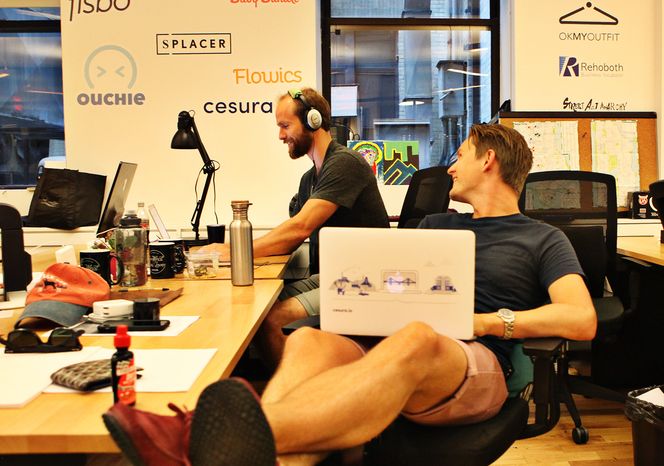 Kollegaer og venner. Fra felleskontoret på WeWork labs har Kristian Kannelønning og Erling Magnus Solheim funnet seg til rette. Cesura logoen er kommet opp på veggen, sammen med andre internasjonale startupbedrifter, hovedsaklig software. Foto: Julie Evensen