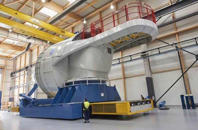 Venter på frakt: GE renewable energy produserer vindmølle-delene til havvindparken Block Island. Her er en av de fem 400 tonn tunge nacellene, selve generatoren i vindturbinen, i den franske havnen St. Nazaire, i påvente av overfarten til USA. Foto: