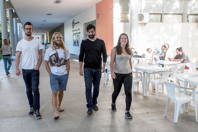 På vei hjem. Et års studier i Rio de Janeiro er over for Marin teknikk-studentene Guttorm Udjus, Tarjei Nærø Sandal, Børge Mokleiv og Johanne Tomine Vartdal. I bakgrunnen inngangen til deres studiested det siste året – Engenharia Naval e Oceânica. Foto: Jørgen Skjelsbæk