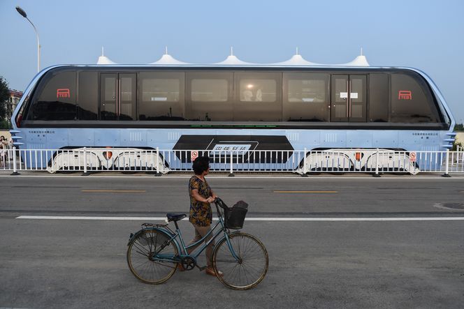 Målet er at stylte-bussen skal forminske trafikk-kaoset i storbyene, samt redusere mengden dødsulykker på veiene. Foto: Scanpix/ Luo Xiaoguang/Xinhua via AP