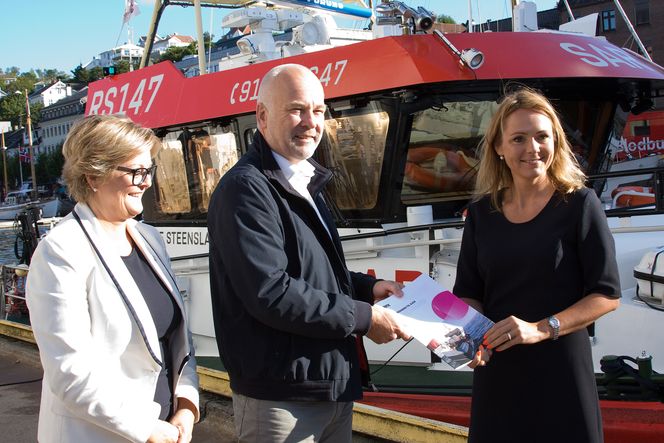 Sjøsikker: NRK-sjef Tor Gjermund Eriksen overrekker dekningsrapporten til kulturminister Linda Hofstad Helleland under Arendalsuka.generalsekretær i Redningsselskapet, Rikke Lind mener det er svært viktig for sjøsikkerheten at det blir god radiodekning for fritidsbåter og kystflåten. Foto: Håvard Fossen