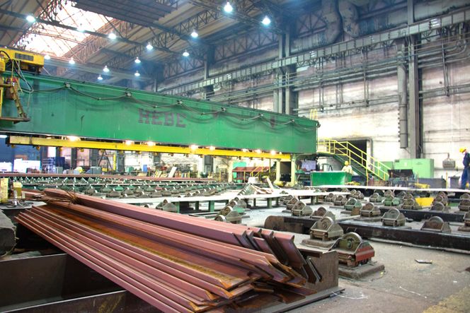 Crist-verftet i Gdynia har store lager- og produksjonshaller. Svært mange av prosjektene på verftet er for norske oppdragsgivere. Foto: Lars Taraldsen