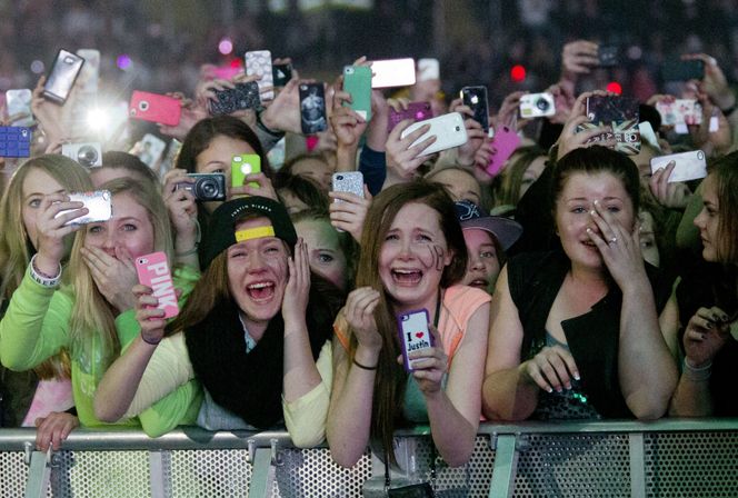 Med tusenvis av smartmobilbrukere på konsert, kan den eventuelle Wi-Fi-kapasiteten fort bli sprengt. Bildet er fra en Justin Bieber-konsert i Telenor Arena tidligere i år. Foto: AFP Photo/Daniel Sannin Lauten