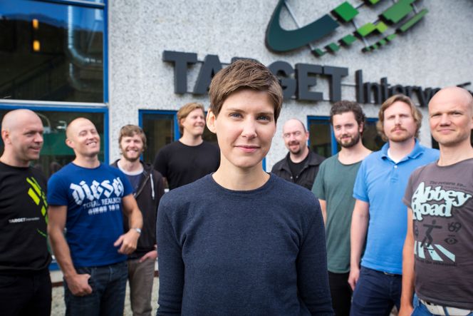 Fra Ålgård til Saudi: Daglig leder Monika Bakke Malmin er klar. Roger Anda (bak f.v.), Oddbjørn Vagle, Simen Didden Dovland, Kenneth Øksnevad Høydal, Matz Kleppe, Sondre Frantsen Tolo, Per Egil Almås og Stian Bjerkeseth gleder seg til å få verktøyet ut fra verkstedet og i operasjon. Foto: Mona Strande