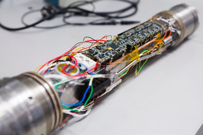 Hjernen: Elektronikken er hjernen i Targets nedihullsverktøy, siden lignende produkter i dag er mekaniske. Å utvikle et elektrisk system som tåler ekstreme vibrasjoner, vann, varme og trykket i en brønn har vært tidkrevende. Foto: Mona Strande