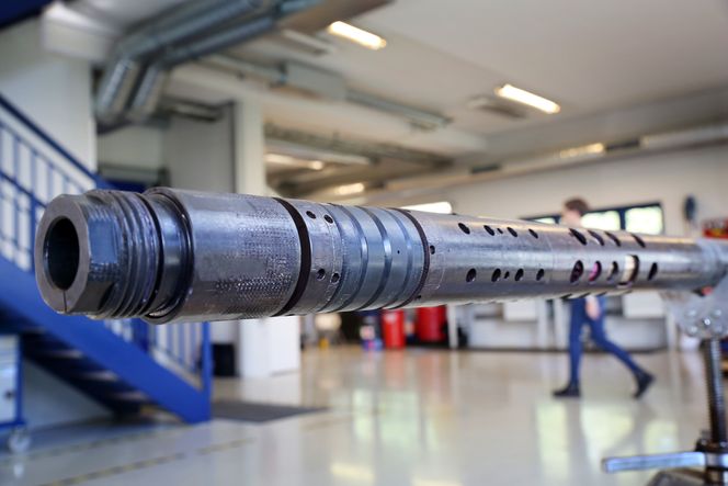 Skinnet bedrar: Det ser ut som et enkelt rør med noen pakninger på, men Targets verktøy er 13 meter langt og fullt av elektronikk og sensorer. Nå utvikler de også samme verktøy med mindre dimensjon. Foto: Mona Strande