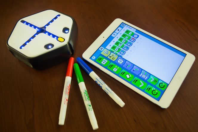 Den vesle roboten er lett å programmere. Programmene kan lages fra programmeringsverkøyet Square som kan lastes ned til en ipad. Foto: Harvard University