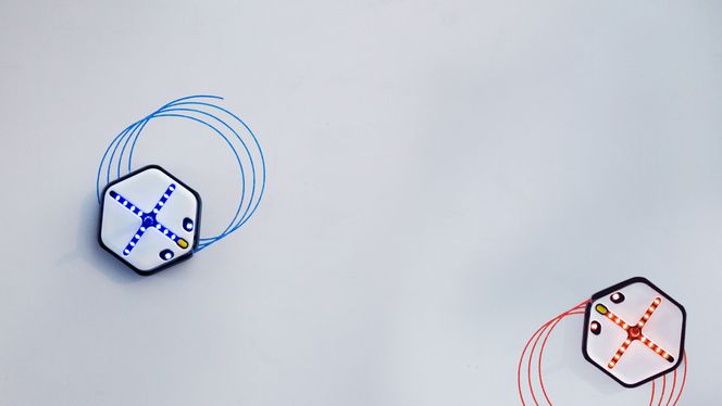 Roboten kan tegne streker i ulike farger, viske dem ut og kan også programmeres til å følge en strek ettersom barna tegner den. Foto: Wuss Institute ved Harvard University.