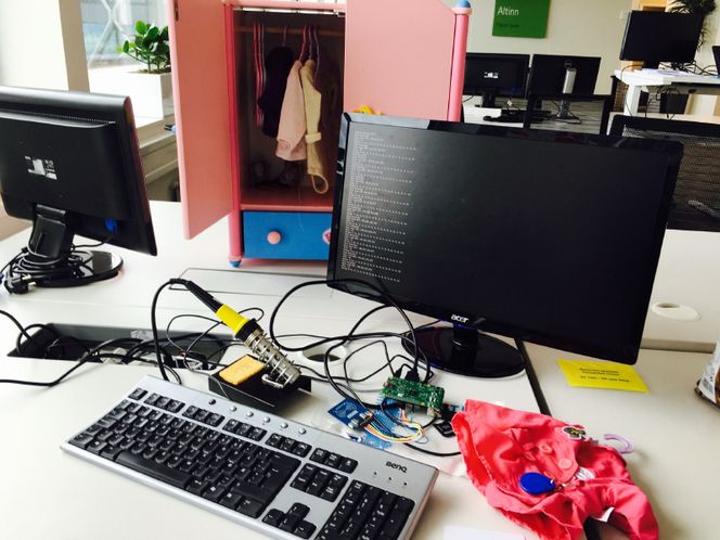 Connected closet-sommerprosjektet er ikke store greiene. Foreløpig er prototypen bare et dukkeskap, men det viktigste er at de tekniske løsningene fungerer. Foto: Privat