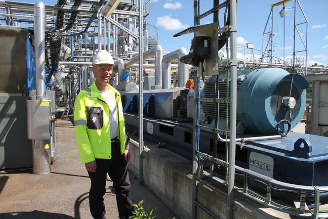 Kjetil Fjalestad foran ESP-en som skal få ny og bedre styring. Forhåpentligvis blir den klar til bruk på Mariner som starter produksjon i 2018. Foran er motoren, selve pumpen ligger isolert i &quot;halen&quot; bak pumpen. Den endelige konfigurasjonen vil se annerledes ut. Foto: Joachim Seehusen