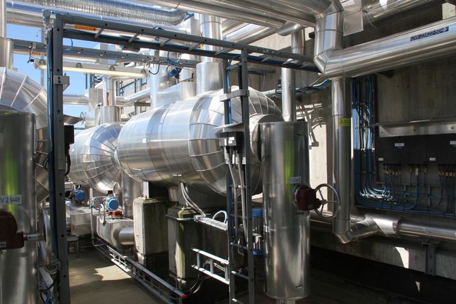 Rør og tanker så langt øyet kan se. Forskningssenteret på Herøya gir et imponerende inntrykk. Foto: Joachim Seehusen