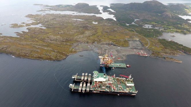 Her står Yme ombord på lekteren Iron Lady, lastet av fra tungløftskipet Pioneering Spirit. Foto: Jim Heldal