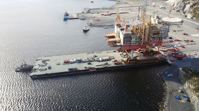 Yme skal snart skyves fra lekteren Iron Lady og over på den spesialbygde kaien på Lutelandet. Foto: Jim Heldal