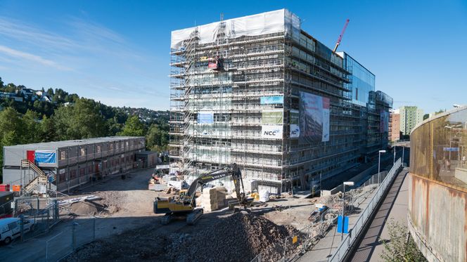 Slik ser Brynseng skole ut i dag. Til våren skal bygget være klart, med første skoledag i august 2017. Foto: Eirik Helland Urke