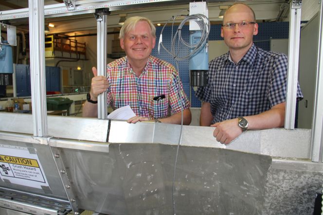 Semi-Kidd, Høgskolen i Sørøst-Norge, til venstre professor Bernt Lie, til høyre prosjektadministrator Håkon Viumdal.Her ved innsnevringen de har fått bygget for å bruke venturieffekten til å måle hvor mye som strømmer gjennom.l. Foto: Joachim Seehusen