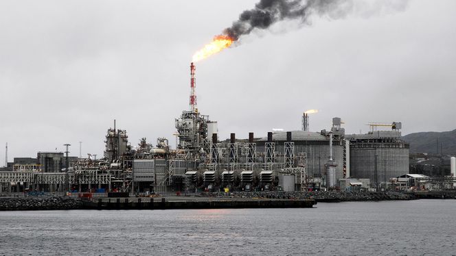 Lav CO2-pris kan gjøre gasskraft mer samfunnsøkonomisk lønnsomt enn å bygge ny kraftlinje til Øst-Finnmark, ifølge Statnett. På bildet ser vi gasskraftverket som forsyner LNG-anlegget på Melkøya ved Hammerfest. Foto: Øyvind Lie