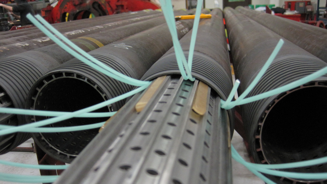 <span class="article-image-caption">Sporstoffene følger strømmen av fluider, altså råolje blandet med andre væsker, helt fra begynnelsen av brønnen. På bildet vises Resmans teknologi der  er integrert i skjermer for å være eksponert for å fluider helt fra brønnen kompletteres.</span>