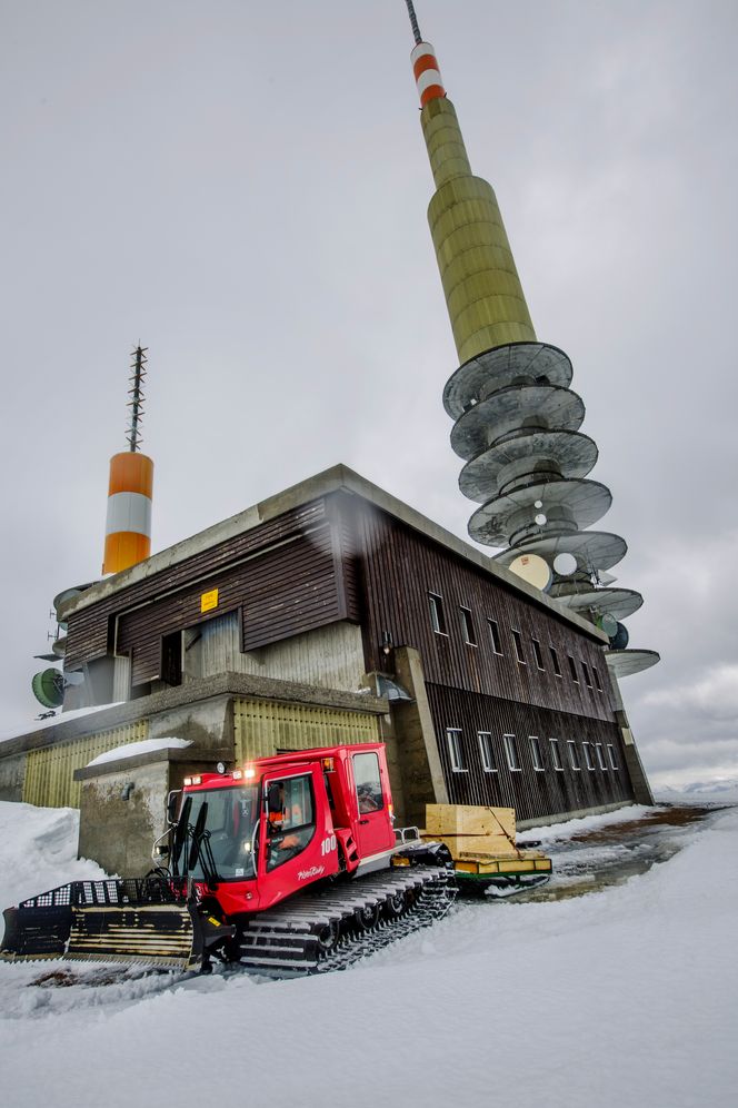 Sværing: Det er mange sendere som Sogndal hovedsender rundt om i Norge. Det trengs for å formidle TV og radio og overføre alle mulige andre signaler. Foto: Bo Mathisen for Norkring