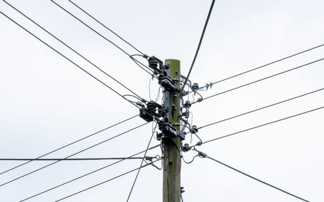Telefonkabler på den gammeldagse måten. Kanskje er dette synet snart historie. Flere og flere statlige- og kommunaleorganer går nå for nyere teknologi. Foto: Scanpix
