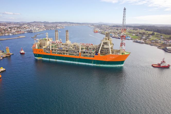 Produksjonsskipet er 270 meter langt og 52 meter bredt, og er det største skipet som noen gang har lagt til kai ved oljeleverandøren Aibels verft. Aibels oppdrag består i å assistere BP med å klargjøre Glen Lyon for produksjon. Foto: Birger Hovland/Aibel